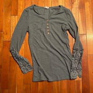 Miselon small blue woman’s Henley with lace details
